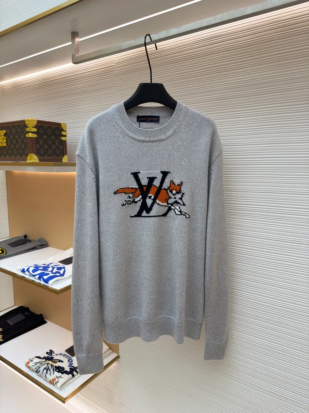 LOUIS VUITTON Fox cashmere round neck long-sleeved sweater ●Original version: purchased and developed for 14100 ●Item number: 1682134-B70 ●Fabric: wool blended fabric ●Technology: knitted ●Color: gray ●Version: fitted version ●Weight: about 640 grams ●Size: XS-S-M-L ●Description: Made of custom-made twisted 30s Basulan wool mixed yarn, the composition ratio is 50% Basulan wool, 40% combed cotton, 5% nylon mohair. It is made by a professional pattern maker, referring to the original version, and drawing and pattern making at a ratio of 1:1. The entire pattern takes 3 days, using 7 needles The computerized flat knitting machine knits single-sided woolen tissue according to the original version. The entire garment is made by 9 yarn feeders. The increase in the number of yarn feeders greatly increases the loss and loom time. A single piece takes 260 minutes per piece. The back leather surface is made of genuine leather, which is embossed and stitched with a flat machine. The overall wiring is straight and delicate, the fabric is comfortable and soft, and the color is consistent without color difference. It can be matched with the same style to create a fashionable look and control various occasions. Customized accessories, complete with three standards, same style for men and women!